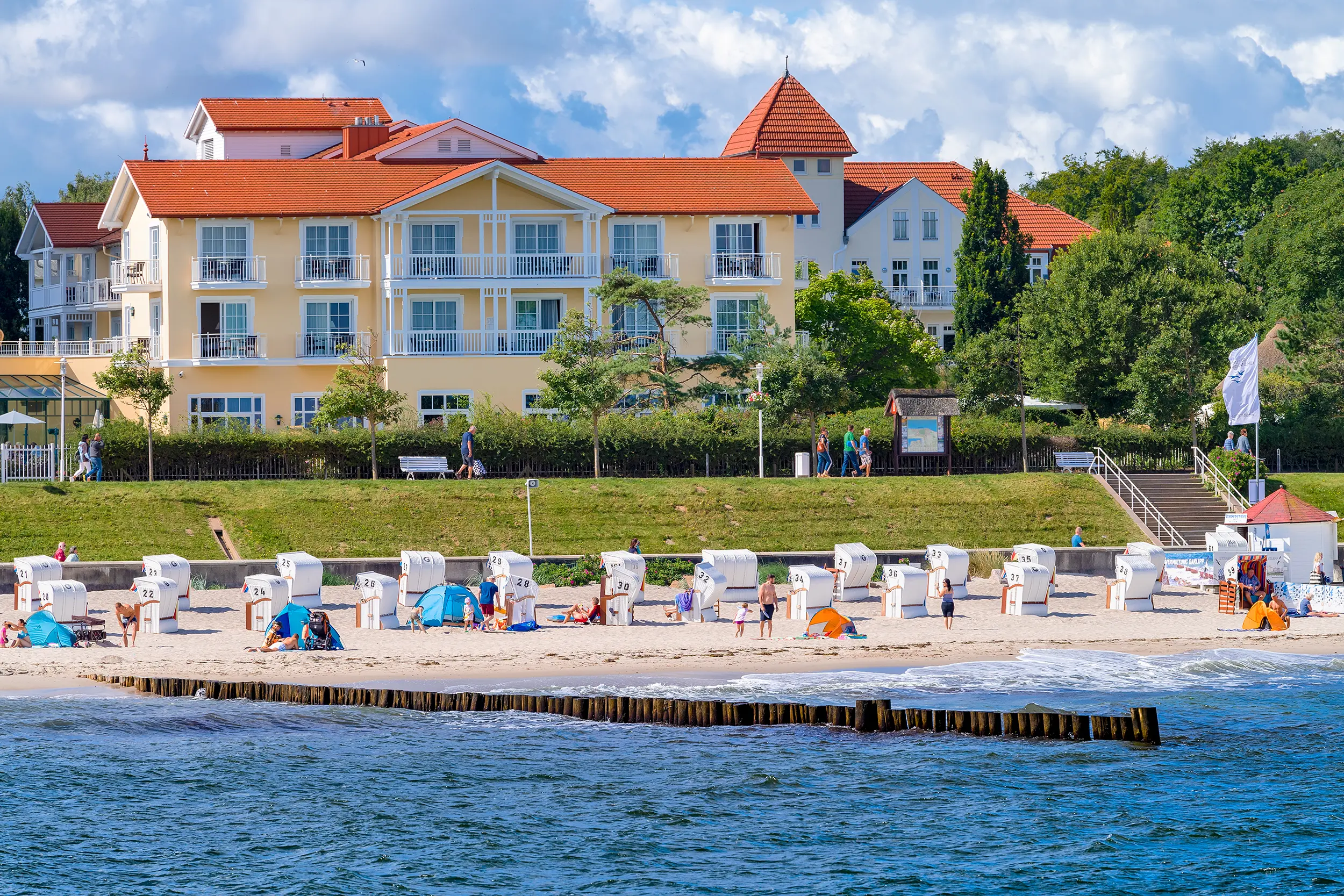 Ferienwohnung in Kühlungsborn vs. Hotel – Warum sich Ferienwohnungen wirklich lohnen.